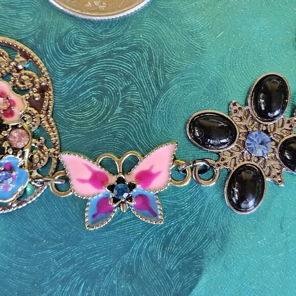 🦋🌺Butterfly Floral Necklace NWOT🪻🐛🌺🦋 - Picture 3 of 11